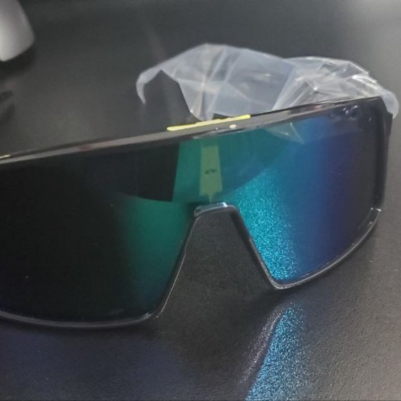 Oakley Sutros - Picture 3 of 3